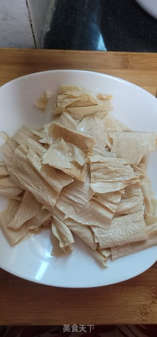 豆瓣酱烧腐竹的做法步骤：1