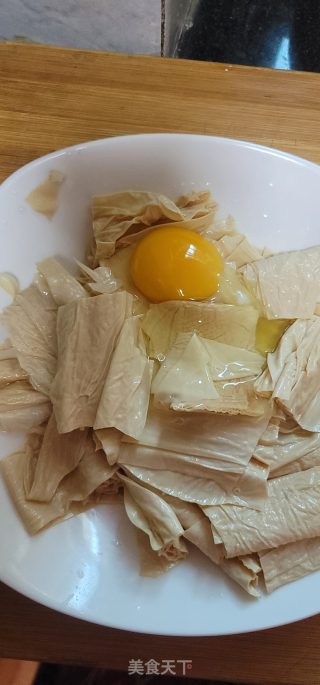 豆瓣酱烧腐竹的做法步骤：2