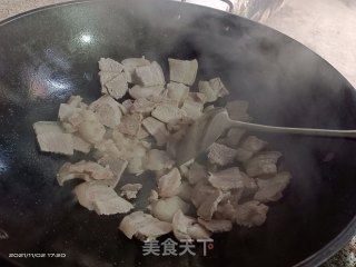 猪肉炒芹菜的做法步骤：2