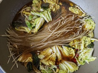 小海带豆芽豆腐炖粉条的做法步骤：11