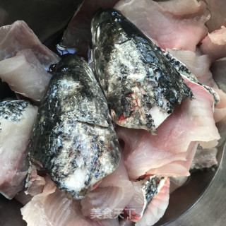麻辣黑鱼炖豆腐的做法步骤：1