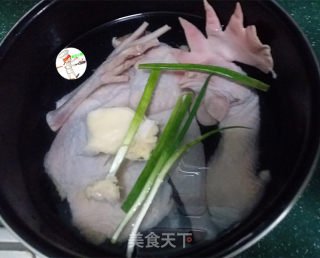 木耳炖鸡汤的做法步骤：2
