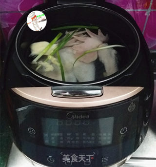 木耳炖鸡汤的做法步骤：3