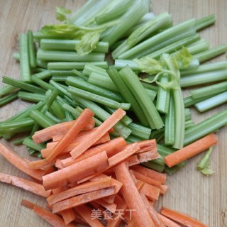 胡萝卜芹菜拌酱牛肉的做法步骤：1