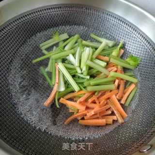 胡萝卜芹菜拌酱牛肉的做法步骤：3