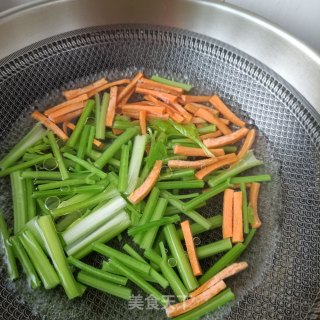 胡萝卜芹菜拌酱牛肉的做法步骤：4