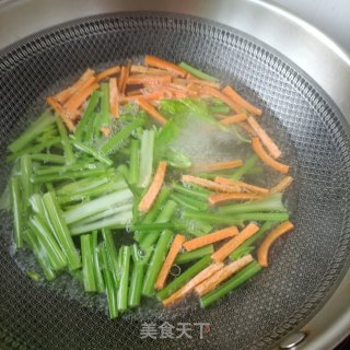 胡萝卜芹菜拌酱牛肉的做法步骤：5