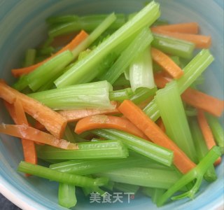 胡萝卜芹菜拌酱牛肉的做法步骤：6