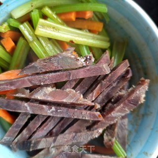 胡萝卜芹菜拌酱牛肉的做法步骤：11