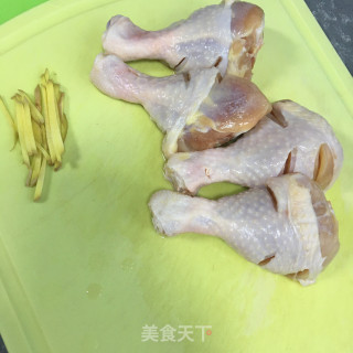 板栗烧鸡腿的做法步骤：1