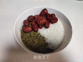 红枣绿豆粥的做法步骤：1