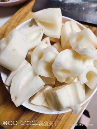 莲藕排骨汤的做法步骤：1