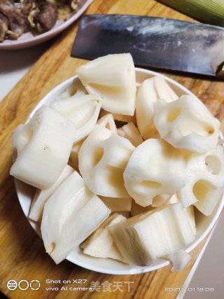 莲藕排骨汤的做法步骤：2