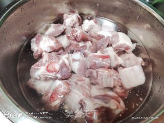莲藕排骨汤的做法步骤：3