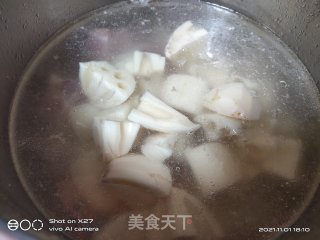 莲藕排骨汤的做法步骤：4