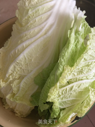 白菜炖肉的做法步骤：1