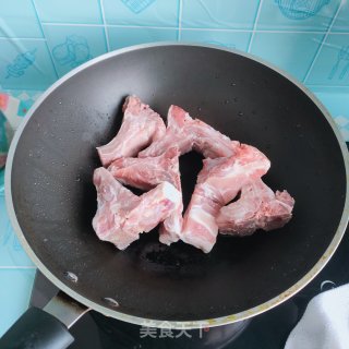 香辣炖脊骨的做法步骤：1