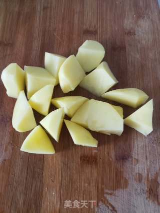 土豆炖鸡腿的做法步骤：1