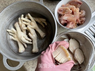 鲍汁焖凤爪的做法步骤：1