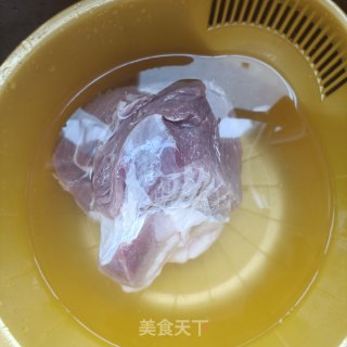回锅肉炖豆腐的做法步骤：1
