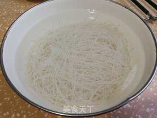 青菜胡萝卜炒米粉的做法步骤：1