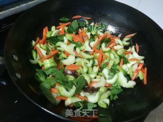青菜胡萝卜炒米粉的做法步骤：6