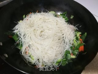 青菜胡萝卜炒米粉的做法步骤：8