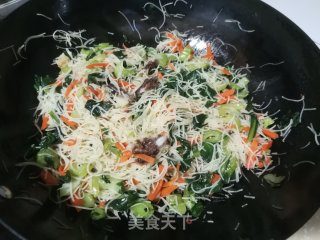 青菜胡萝卜炒米粉的做法步骤：9
