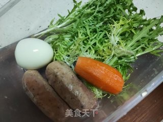 鸡蛋烤肠沙拉的做法步骤：1
