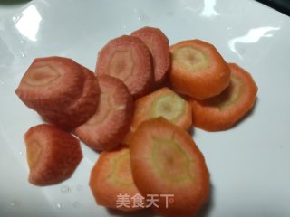 鸡蛋烤肠沙拉的做法步骤：2