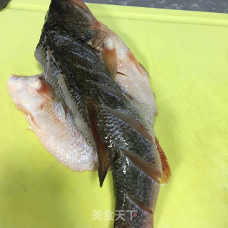 清蒸鲈鱼的做法步骤：1