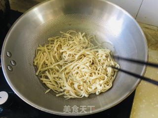 胡萝卜炒豆腐皮的做法步骤：1