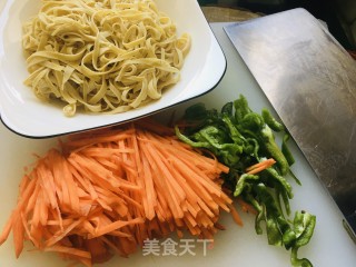 胡萝卜炒豆腐皮的做法步骤：2