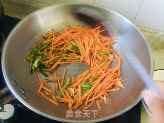 胡萝卜炒豆腐皮的做法步骤：4
