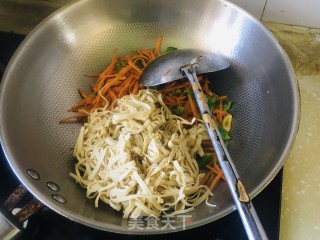 胡萝卜炒豆腐皮的做法步骤：5