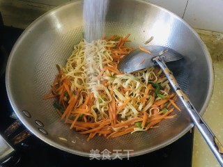 胡萝卜炒豆腐皮的做法步骤：6