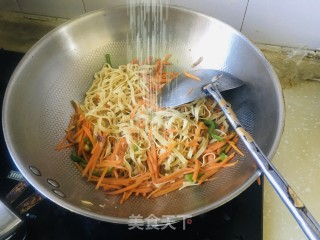 胡萝卜炒豆腐皮的做法步骤：7
