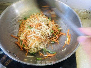 胡萝卜炒豆腐皮的做法步骤：8