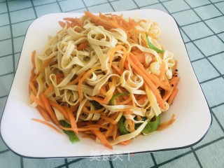 胡萝卜炒豆腐皮的做法步骤：9