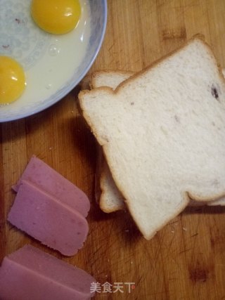 鸡蛋火腿肠三明治的做法步骤：1