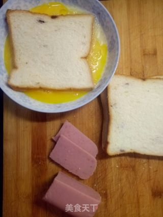 鸡蛋火腿肠三明治的做法步骤：2