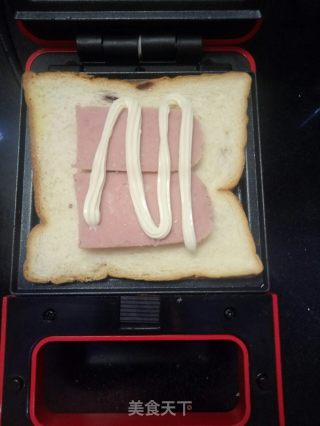 鸡蛋火腿肠三明治的做法步骤：3