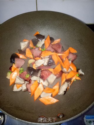 腊肉炒香菇的做法步骤：6
