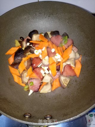 腊肉炒香菇的做法步骤：7