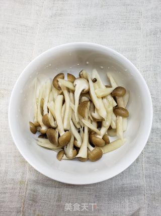 鲜菌菇滑蛋～不能错过的美味的做法步骤：1