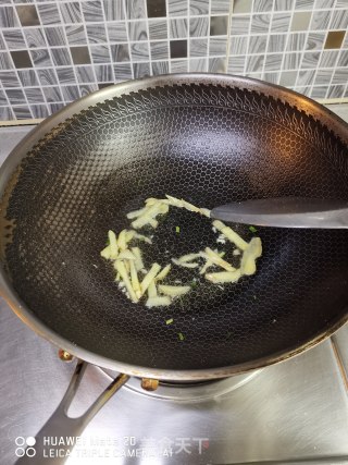 姜葱炒脆脘的做法步骤：4