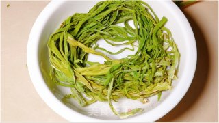 炒贡菜的做法步骤：1