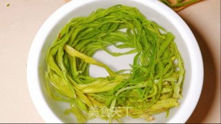 炒贡菜的做法步骤：2