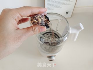 藜麦黑芝麻豆浆的做法步骤：3