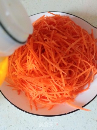 粉蒸胡萝卜丝的做法步骤：2